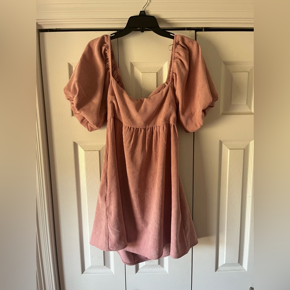 super cute. back ties into a bow. has pockets !!!